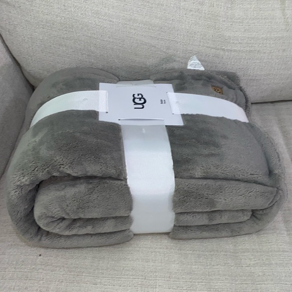 UGG Basia Throw Sherpa Blanket Saige Charcoal Gray Throw 50” x 70” - Picture 2 of 6